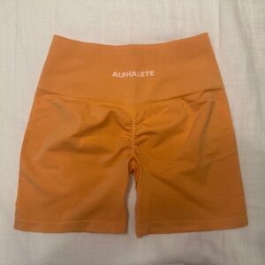 Alphalete Amplify Short - M - Cheeky Coral